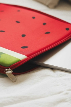 FUNDA Notebook Neoprene Est 28 Watermelon - comprar online