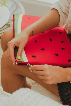 FUNDA Notebook Neoprene Est 28 Watermelon - tienda online