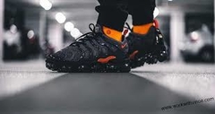 TÊNIS NIKE AIR VAPORMAX PLUS PRETO E LARANJA