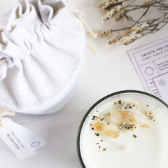 Vela de soja de flores blancas, pera y citrino · Energía Positiva - comprar online