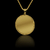 Pingente redondo personalizável com moldura banhado à ouro 18K, da marca Dezoitok Joias.