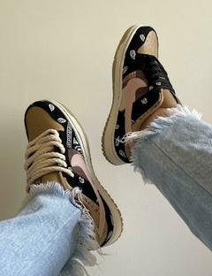 Dunk Low Travis Scott na internet