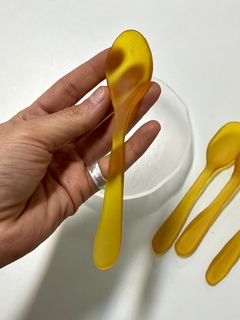 Cuchara de vidrio amarillo traslúcida - Teresa Garay
