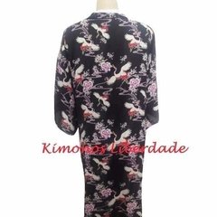Kimono Oriental Preto De Cetim Com Estampa De Garça Japonesa - comprar online