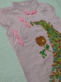 Vestido Infantil Bordado Com Estampa De Pavão - Rosa Claro - Kimonos Liberdade