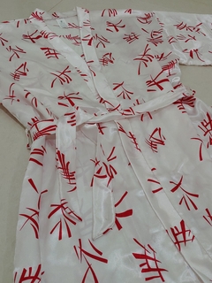 Kimono curto em Poliéster estampa Kanji vermelho - comprar online