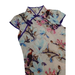 Vestido Curto De Cetim Fino Com Estampa Flor e Pássaros. - comprar online