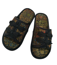 Chinelo Oriental Bordado em Tecido Chinês