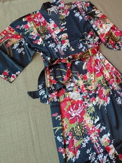 Kimono De Cetim Longo Preto Estampa Flor Fortuna - comprar online