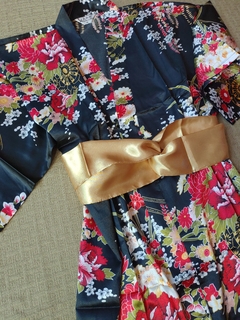 Kimono De Cetim Curto Preto Estampa Flor Fortuna - loja online