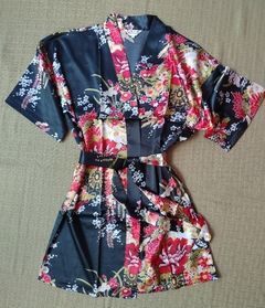 Kimono De Cetim Curto Preto Estampa Flor Fortuna