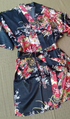 Kimono De Cetim Curto Preto Estampa Flor Fortuna - Kimonos Liberdade