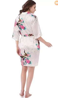 Kimono Curto De Cetim Fino Branco Estampa De Pavão na internet