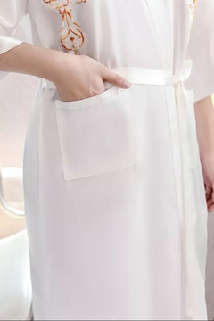 Kimono Longo Cetim Bordado Dragão com Bolsos - Branco - loja online