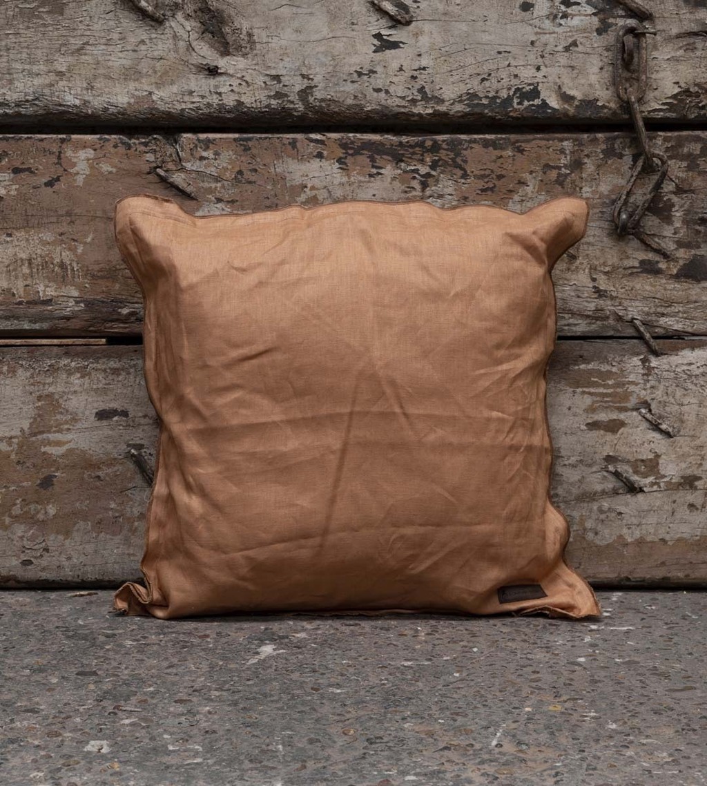 ALMOHADON CAMEL DE LINO CON PESTAÑA