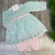 Saída Maternidade Vestido Louise - Verde Água com Rosa - Vestido e Manta - comprar online