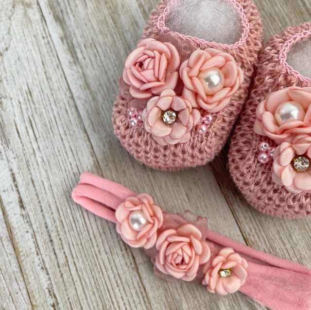 Conjunto de sapatinho de tricot rosê e faixinha trança para bebê - Flor de  Algodão Enxovais