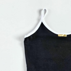 blusa regata cropped preta alça branca modelo justinho ao corpo na internet