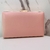 Clutch quadrada rosa claro lisa, com detalhes em dourado