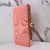 Bolsa clutch de telinha rosa claro, com detalhes em dourado e fecho de bola na internet