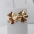 Brinco chapinha flor ondulada banhado a ouro 18k - comprar online
