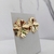 Brinco chapinha flor ondulada banhado a ouro 18k na internet