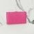 Bolsa clutch quadrara rosa em courino texturizado com puxador quadrado dourado na internet
