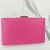 Bolsa clutch quadrara rosa em courino texturizado com puxador quadrado dourado