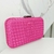 Bolsa clutch trançada cor rosa pink com detalhes grafite na internet