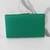 Bolsa clutch quadrada verde esmeralda com courino texturizado, com puxador em formato diamante dourado