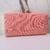 Bolsa clutch de telinha rosa claro, com detalhes em dourado e fecho de bola
