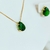 Conjunto brinco e colar pedra gota verde esmeralda, base dourada na internet