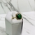Anel de pedra quadrada verde esmeralda cravejado com zirconias banhado a ouro - comprar online