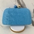 Clutch azul claro de linho texturizado com puxador de bola grande dourado e azul