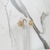 Brinco de pressão argola de folhas de pedras banhado a ouro 18k - comprar online
