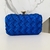 Bolsa clutch azul bic com textura e puxador dourado na internet