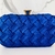 Bolsa clutch azul bic com textura e puxador dourado - comprar online