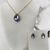 Conjunto colar e brinco pedra gota G azul grisaceo, base dourada - comprar online