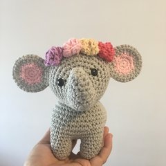 Elefante con flores en internet