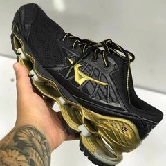 Tenis Mizuno Wave Prophecy 9 preto e dourado refletivo