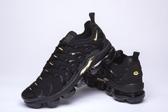 Tenis vapormax plus preto e dourado sales