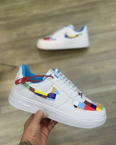 Tenis nike preto best sale com simbolo colorido