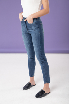 Jean al cuerpo, calce skinny. En color azul.