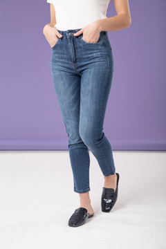 Jean al cuerpo, calce skinny. En color azul.