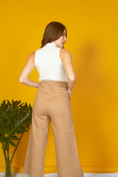 Pantalón en gabardina beige con corte ancho y largo al tobillo.