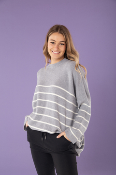 Sweater en hilo de lana viscosa con cuello a la base y detalles en rayas. En color gris combinado con blanco.