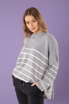 Sweater en hilo de lana viscosa con cuello a la base y detalles en rayas. En color gris combinado con blanco.