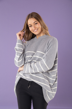 Sweater en hilo de lana viscosa con cuello a la base y detalles en rayas. En color gris combinado con blanco.