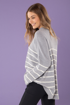 Sweater en hilo de lana viscosa con cuello a la base y detalles en rayas. En color gris combinado con blanco.