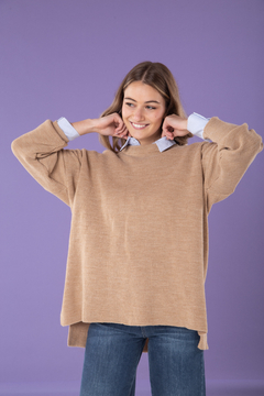 Sweater amplio con cuello a la base y mangas caídas. En hilo de lana viscosa color camel.